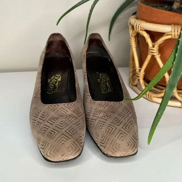 Vtg Salvatore Ferragamo Block Heel Pumps Geometric Embossed Suede Italy Made 9 - Picture 2 of 11